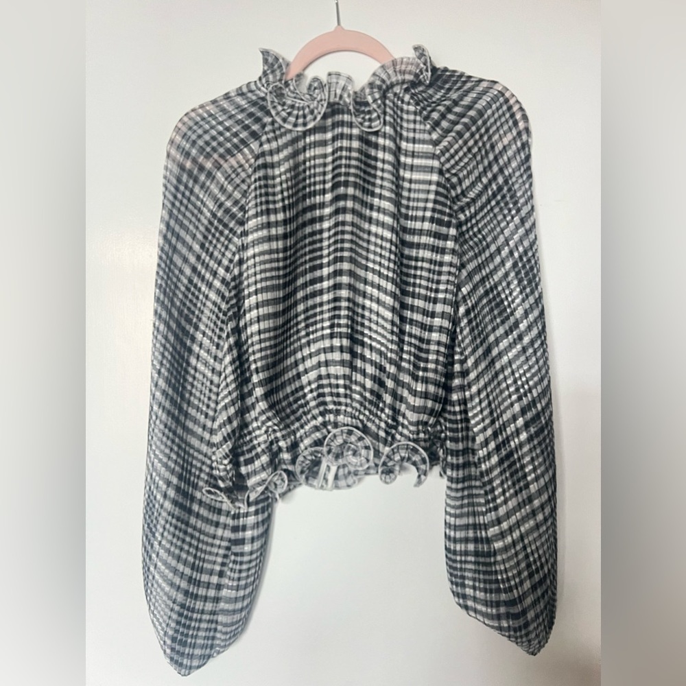 C/MEO COLLECTIVE STEALING SUNSHINE CROPPED BLOSUE WITH RUFFLE DETAIL